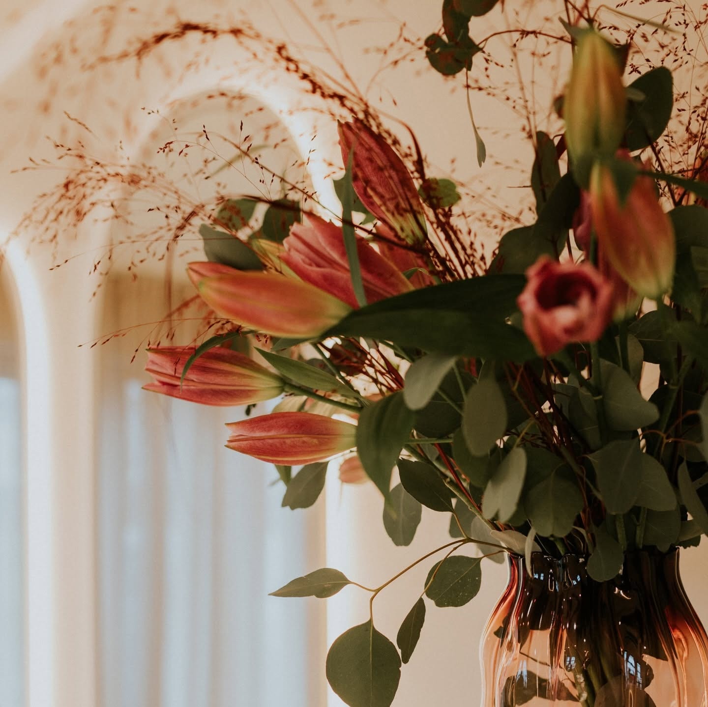Sfeervolle bloemendecoratie in het salon