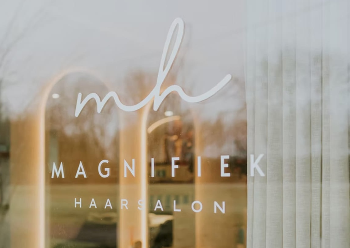 Gevel en etalage van Haarsalon Magnifiek in Verrebroek