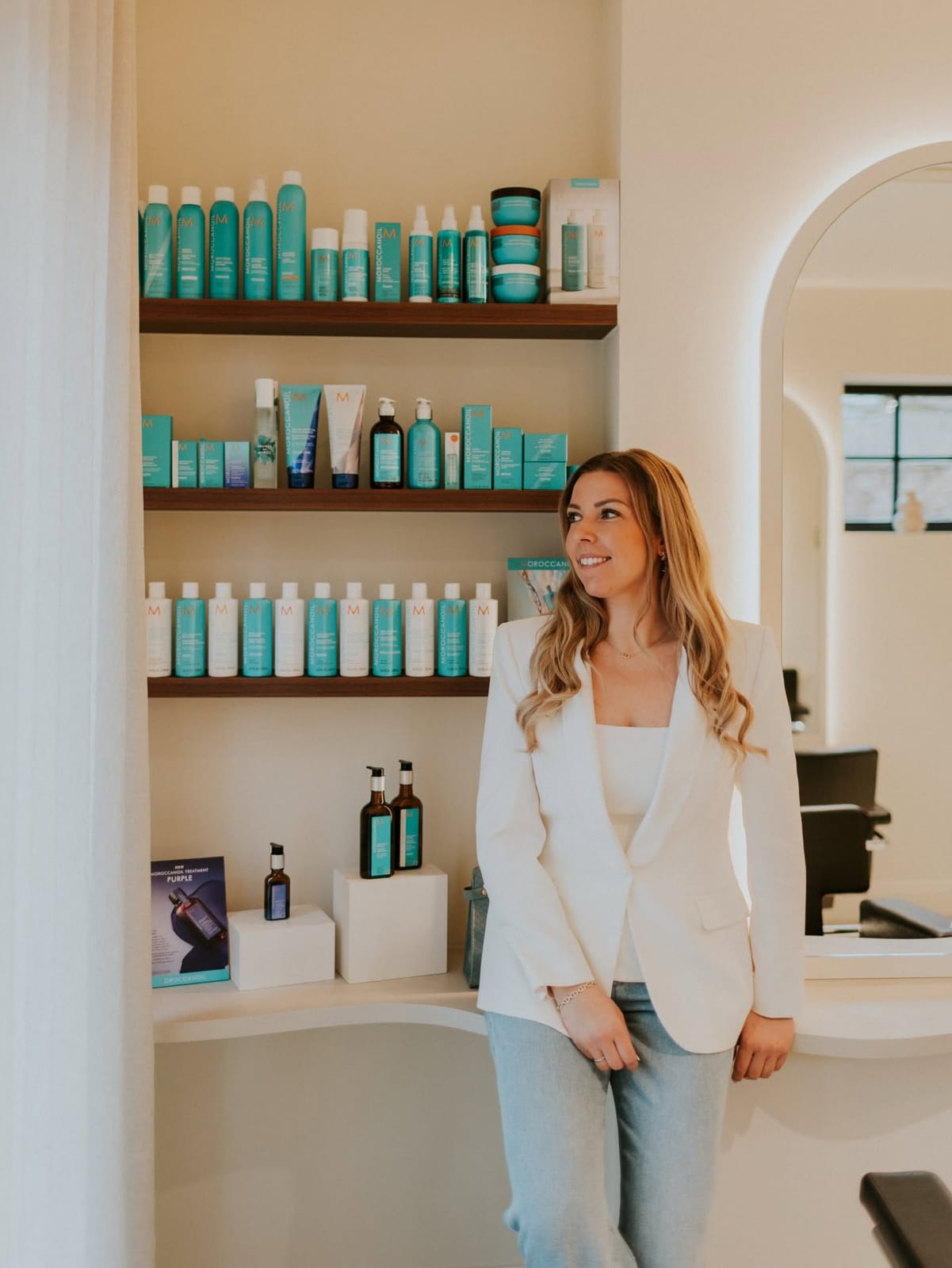 Kapster bij het Moroccanoil productenschap in Haarsalon Magnifiek