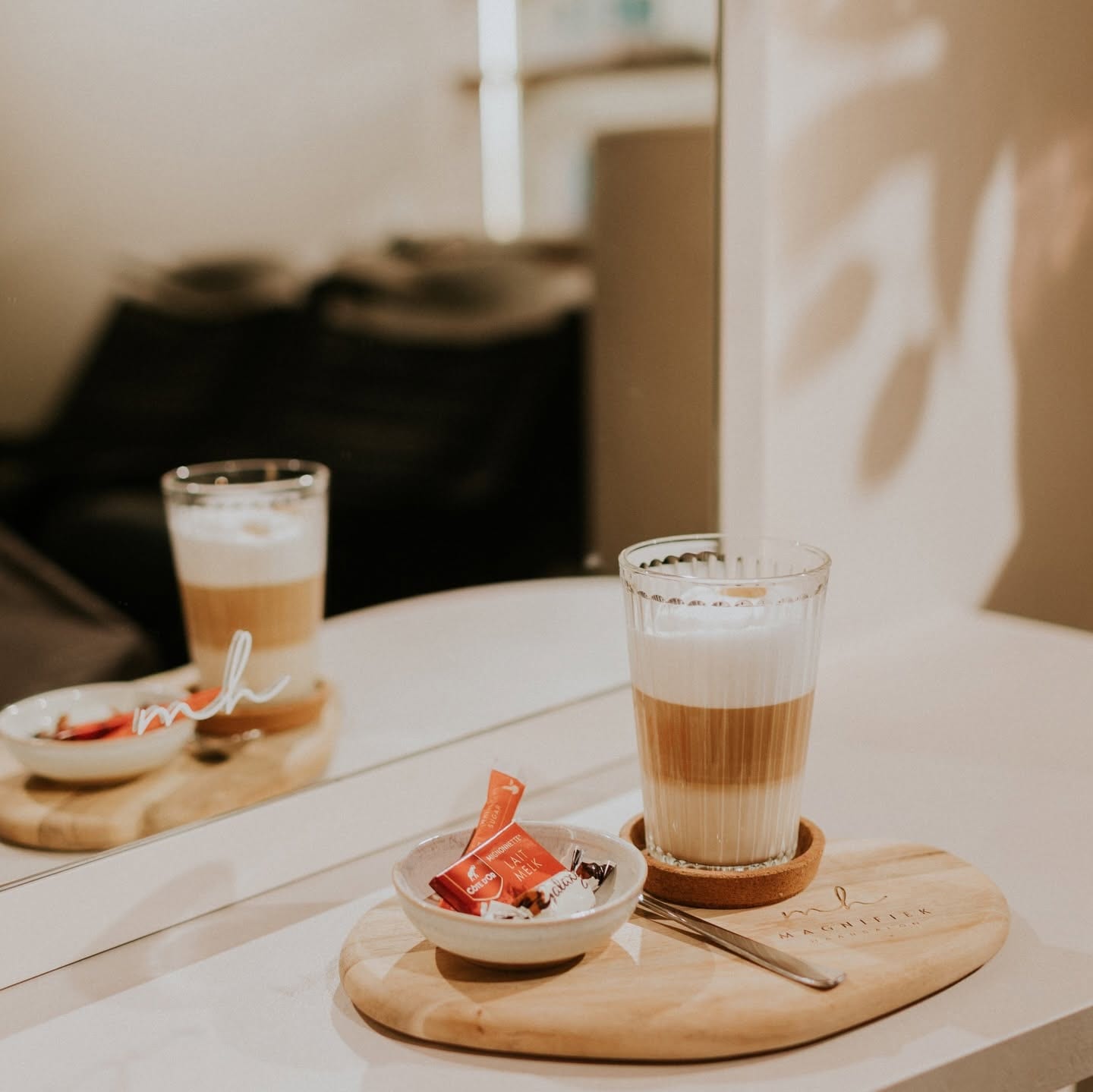 Warme koffieontvangst voor klanten bij Haarsalon Magnifiek