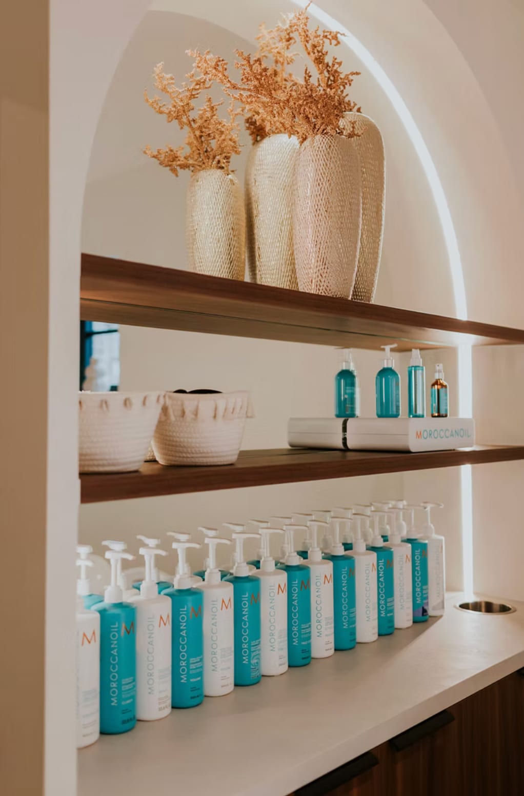 Warm ingerichte productenschap in het interieur van Haarsalon Magnifiek