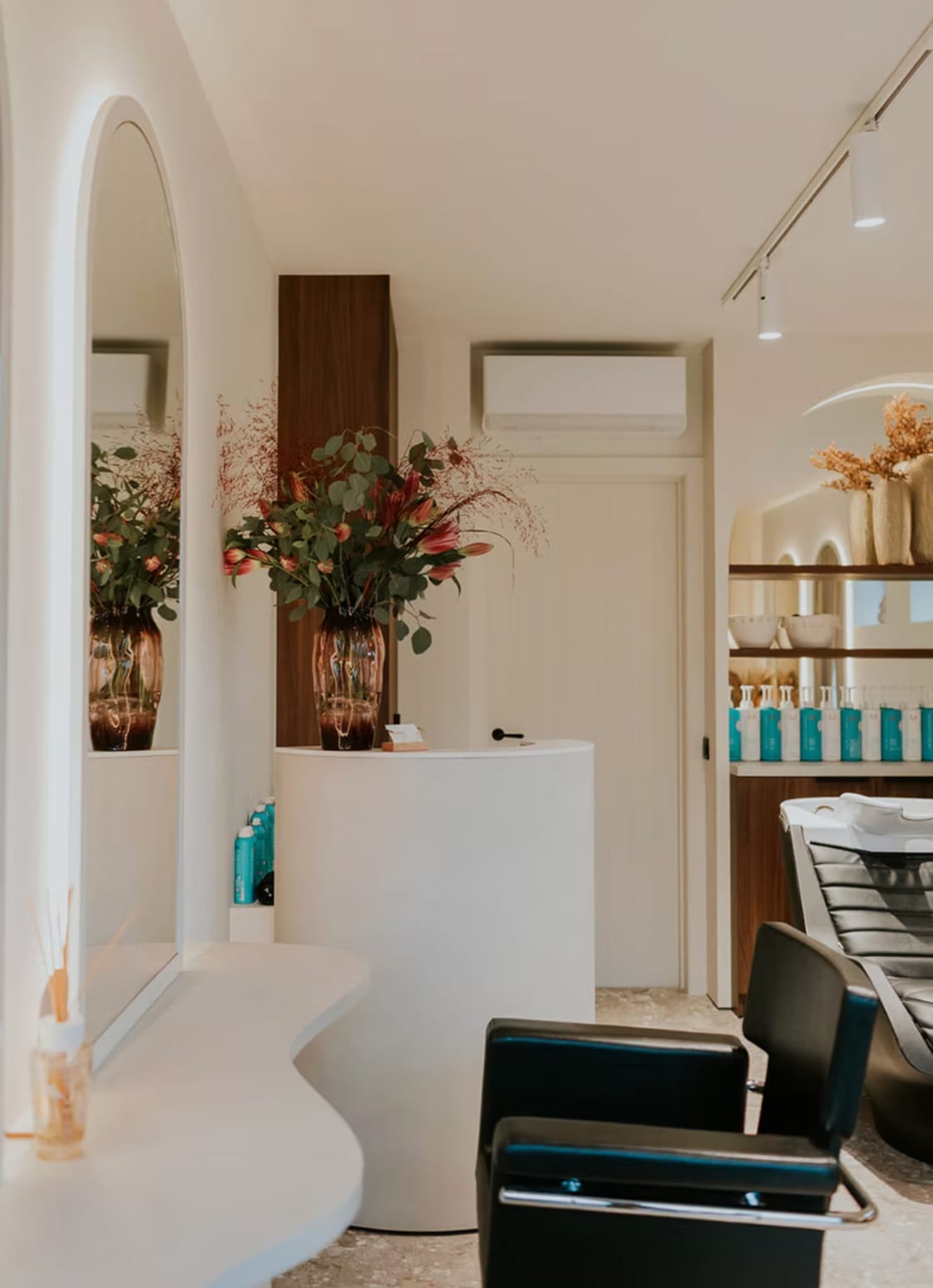 Receptie en wachtruimte met verse bloemen bij Haarsalon Magnifiek in Verrebroek