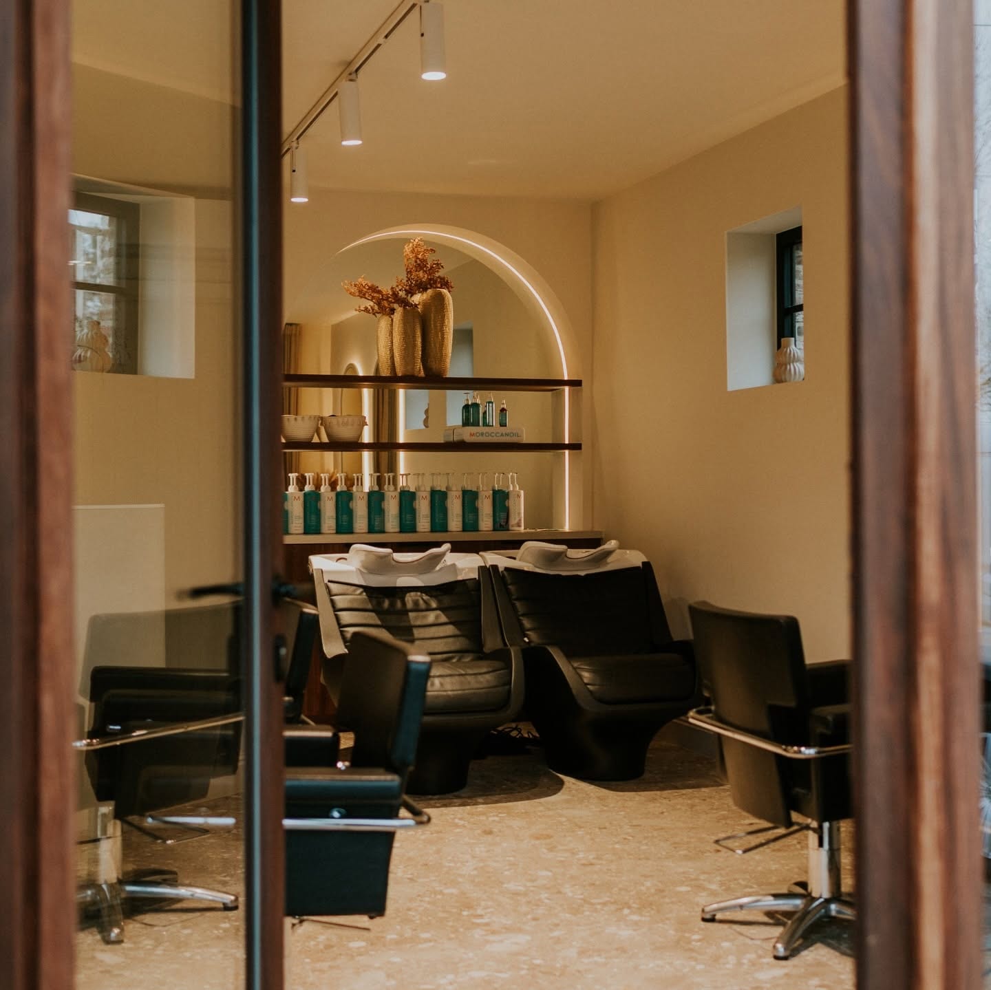 Wasbakken en haarverzorgingsruimte bij Haarsalon Magnifiek